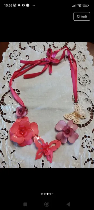 Bellissima collana con fiori e farfalla