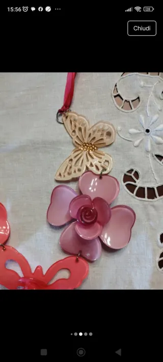 Bellissima collana con fiori e farfalla