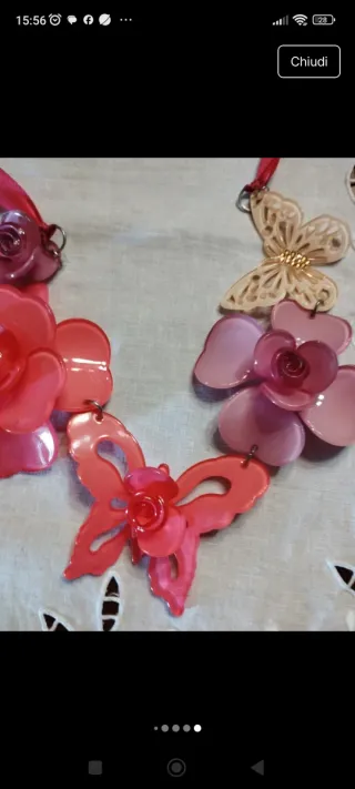 Bellissima collana con fiori e farfalla