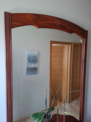 Mueble de entrada de madera y cristal