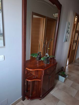 Mueble de entrada de madera y cristal
