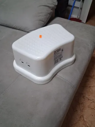 Peldaño blanco de plástico