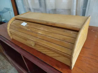 Cesto de pan de madera vintage