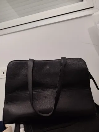 Bolso shopper efecto piel negro