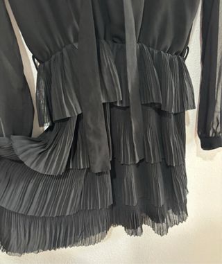 Vestido negro Zara con volantes