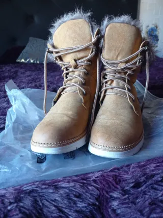 Botas de pelo mostaza