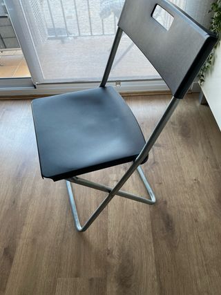 Silla plegable Ikea negra y plateada