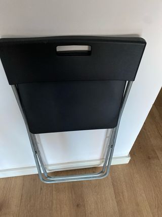 Silla plegable Ikea negra y plateada