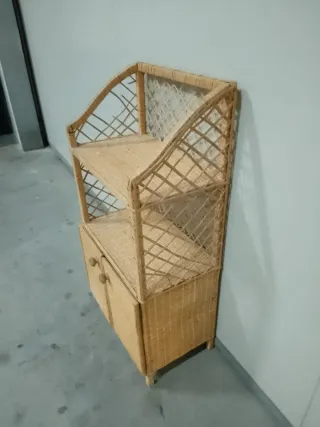 Estantería de mimbre y madera