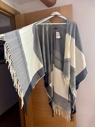 Poncho Foulard Bufanda Gris y Blanco