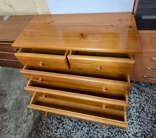 CÓMODA CON ESPEJO DE MADERA DE PINO