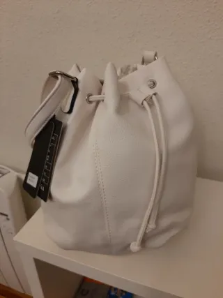 Bolso blanco de cuero sintético