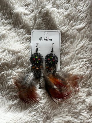 Pendientes largos con plumas