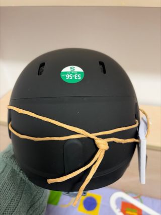 Casco de esquí negro con visera