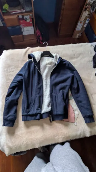 Chaqueta azul con forro polar interior