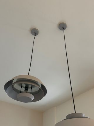 Lámpara colgante diseño metal gris. Luz calida.