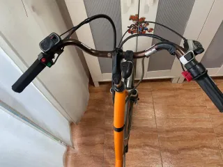 Bicicleta Eléctrica Naranja lleva dos baterías