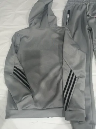 Conjunto Chándal Gris Sin Estrenar. TallaM, pero s