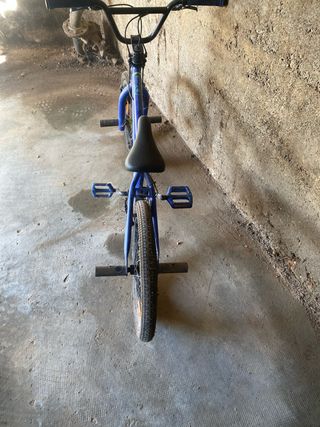 Bicicleta BMX azul para niño