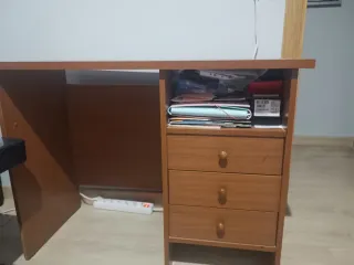 Escritorio de madera marrón