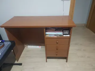 Escritorio de madera marrón