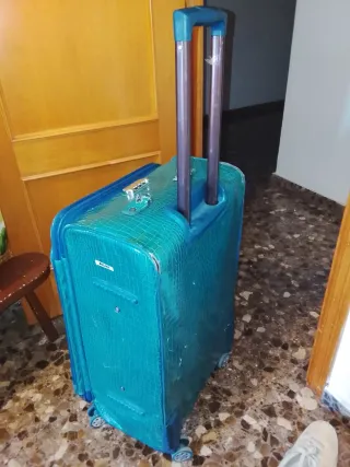 Maleta con ruedas y tirador