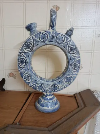 Botijo antiguo de cerámica azul y blanco