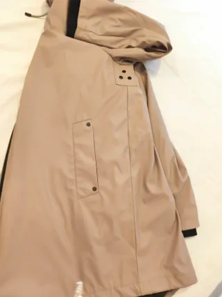 Chaqueta impermeable beige mujer