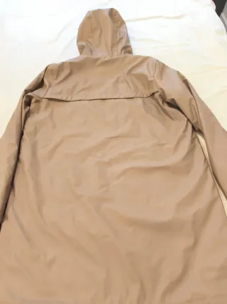 Chaqueta impermeable beige mujer