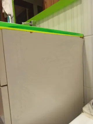 Mueble de baño con encimera verde