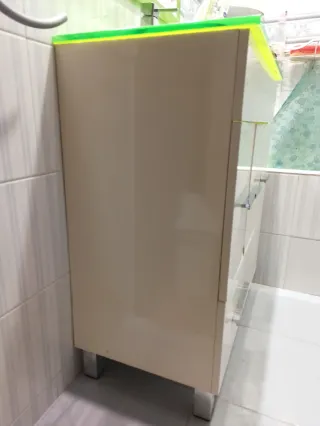 Mueble de baño con encimera verde