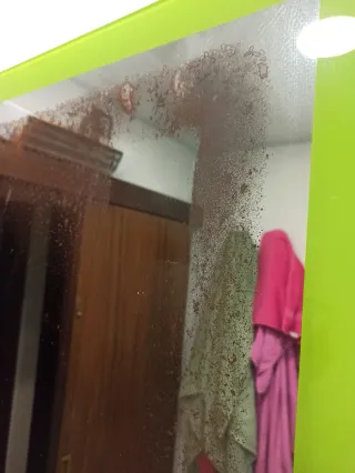 Mueble de baño con encimera verde