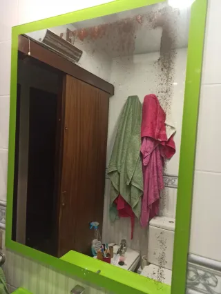 Mueble de baño con encimera verde
