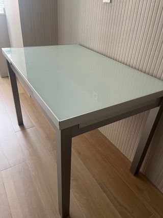 Mesa extensible cristal y metal gris
