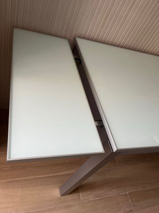 Mesa extensible cristal y metal gris