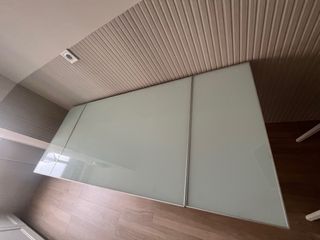 Mesa extensible cristal y metal gris