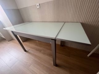 Mesa extensible cristal y metal gris