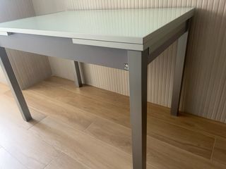 Mesa extensible cristal y metal gris