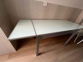 Mesa extensible cristal y metal gris