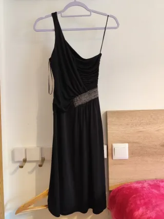Vestido de fiesta negro asimétrico