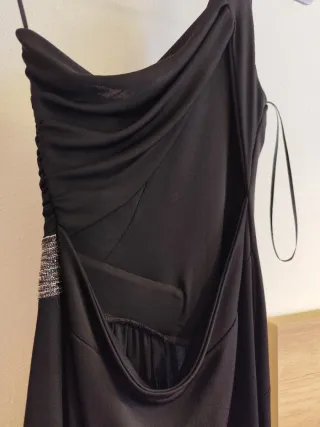 Vestido de fiesta negro asimétrico