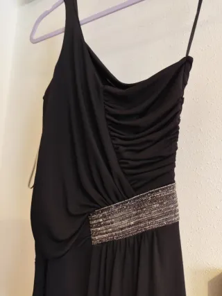 Vestido de fiesta negro asimétrico