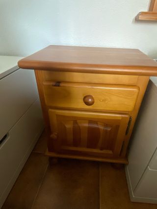 Mesita de noche de madera