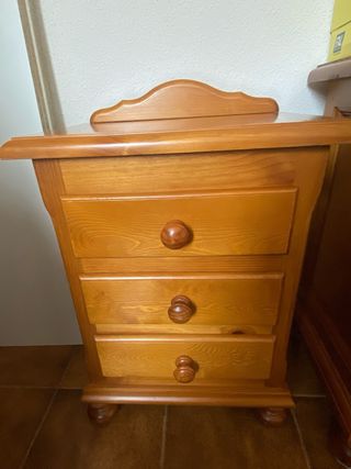 Mesita de noche de madera