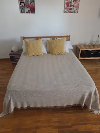 Cama de madera con colchón