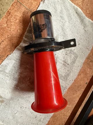 Bocina de coche antigua cromada y roja