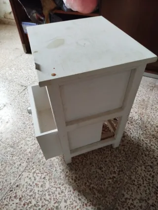 Mesita de noche pequeña de madera