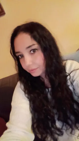 ESPAÑOLA NECESITO TRABAJO URGENTE