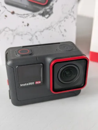 Insta360 ACE Cámara Acción + Carcasa Submarina