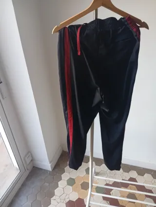 Pantalón Nike Negro con Raya Roja